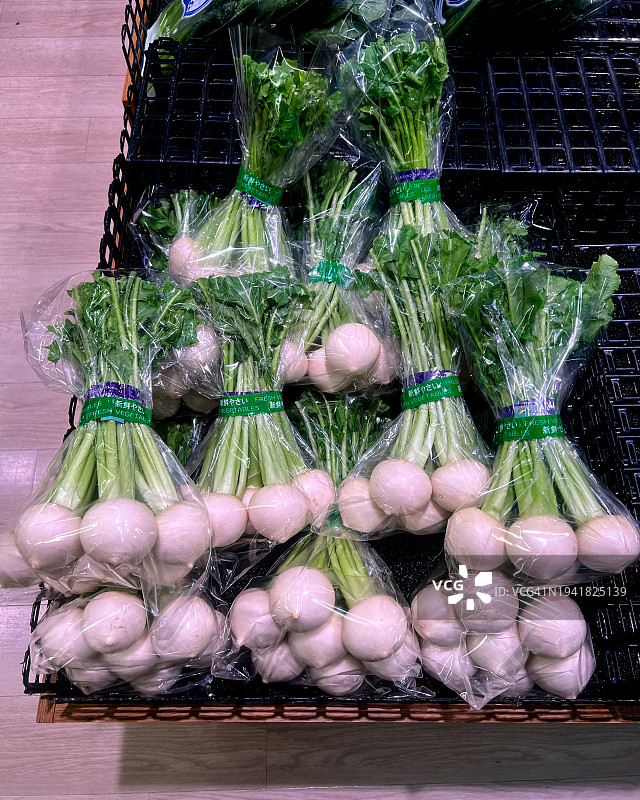 塑料包装的新鲜萝卜图片素材