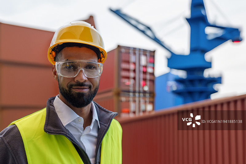 集装箱起重机旁的货运经理肖像图片素材