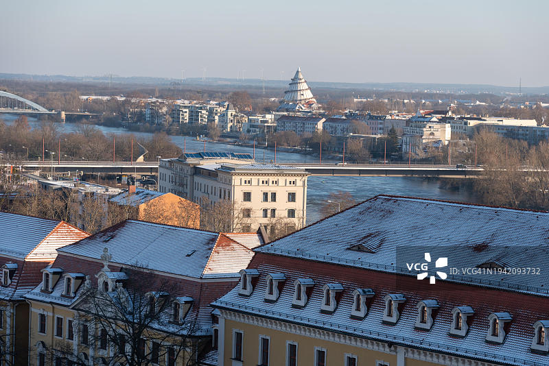从易北河远眺千年塔，位于德国萨克森-安哈尔特州马格德堡市易北草地公园图片素材