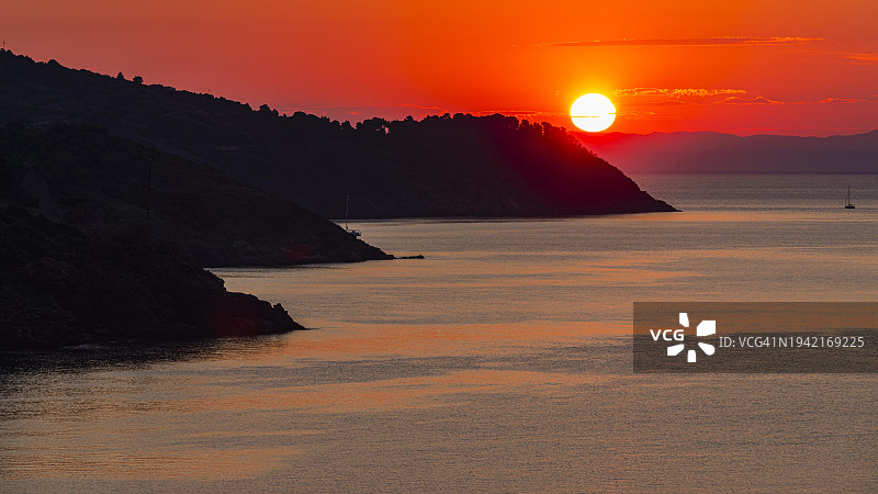 意大利托斯卡纳群岛厄尔巴岛阿祖罗港莫拉湾的日出图片素材