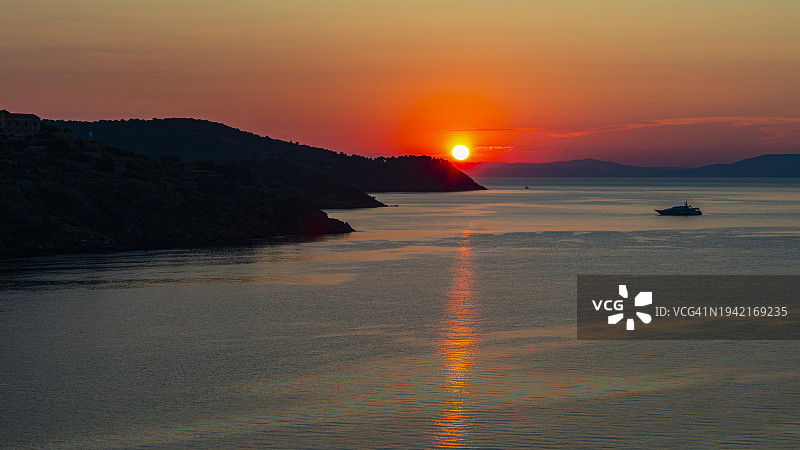 意大利托斯卡纳群岛厄尔巴岛阿祖罗港莫拉湾的日出图片素材