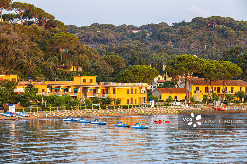 厄尔巴岛海滩上的脚踏船和日光躺椅图片素材