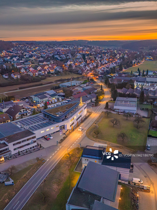 德国盖兴根黑森林黄昏小镇鸟瞰照片，屋顶有圣诞树，天空被照亮图片素材