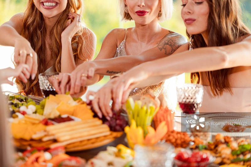女朋友们在晚餐时坐在桌旁图片素材