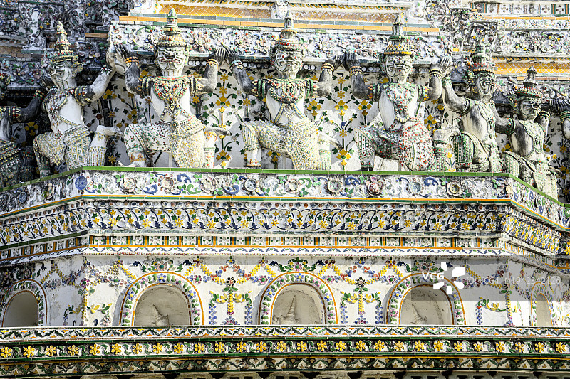 装饰佛教寺庙的古代雕像图片素材