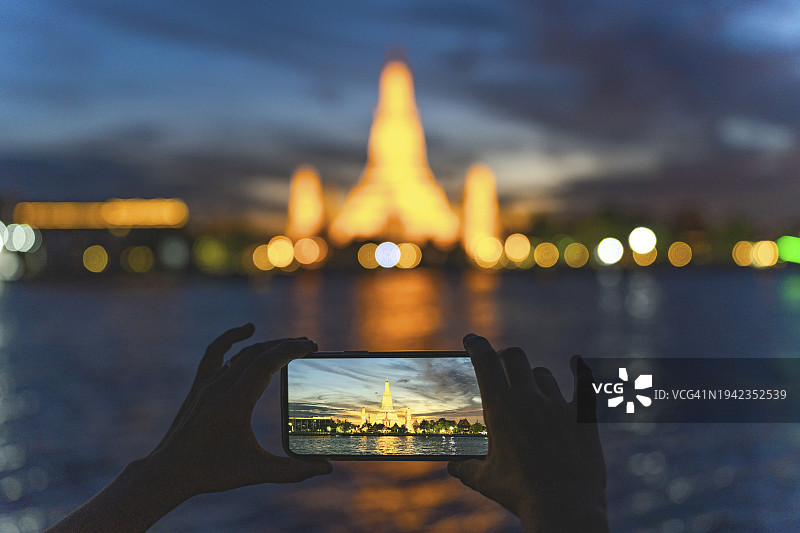 游客用智能手机拍摄黎明寺图片素材