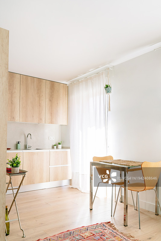 带木制家具的公寓全景图片素材