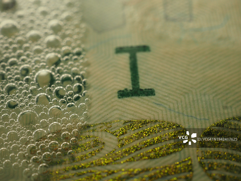 清洗一张崭新的20美元图片素材