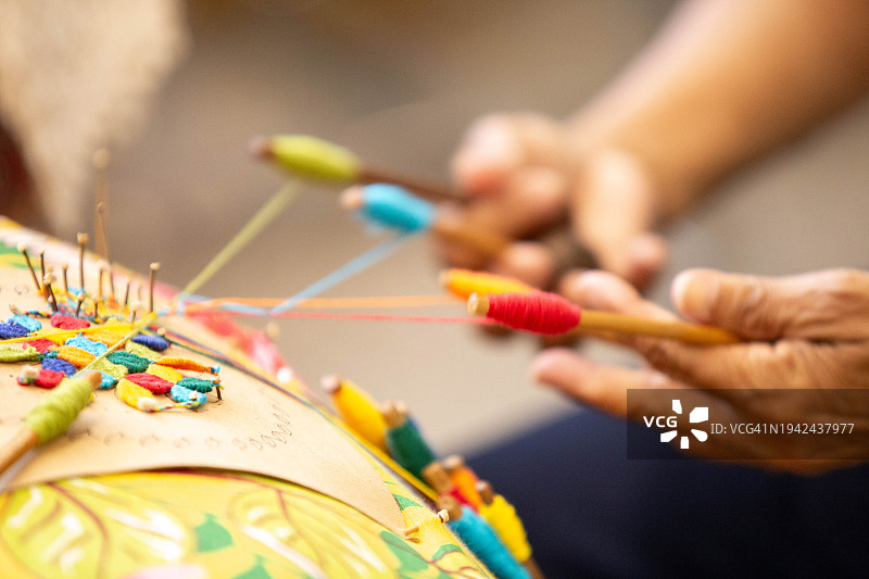 手工刺绣彩色梭芯花边图片素材
