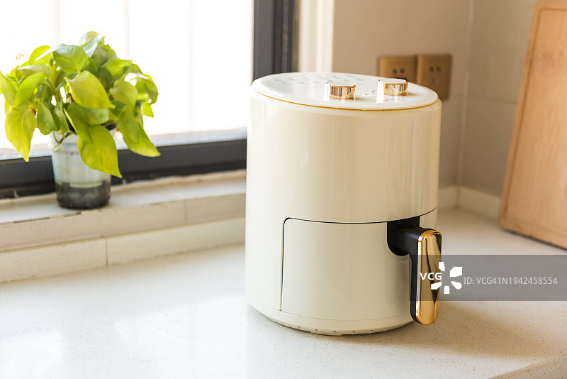 厨房桌上的空气炸锅图片素材