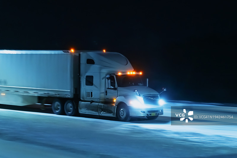 冬季卡车运输图片素材