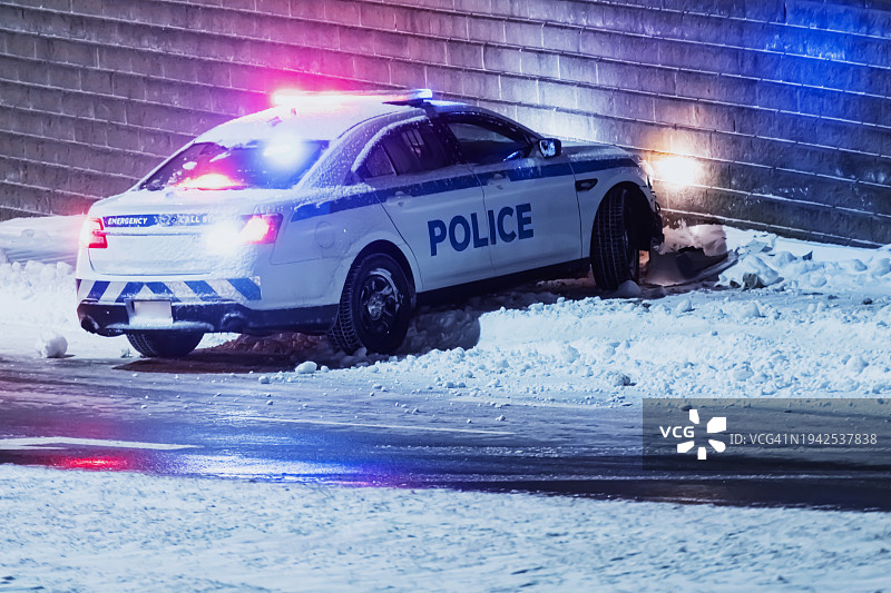 在湿滑路面上的警察图片素材