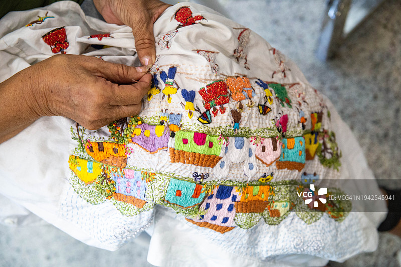 女人用针线手工刺绣图片素材