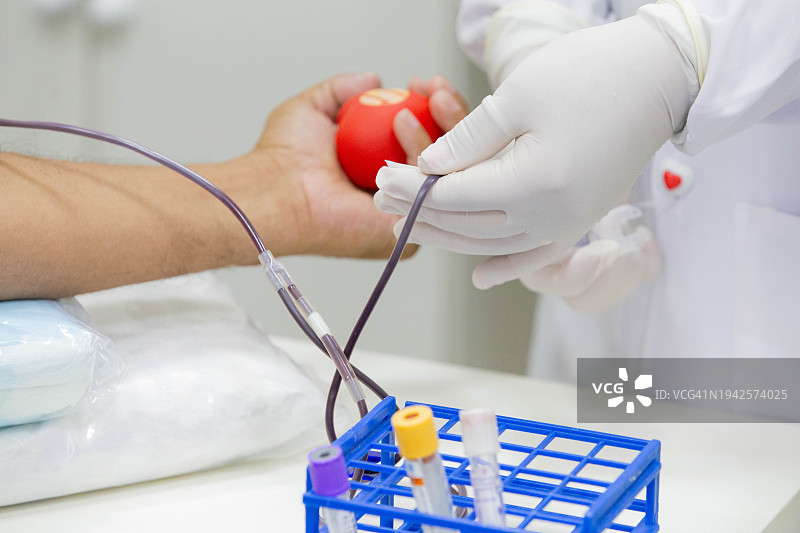 护士通过导管采血细节图片素材