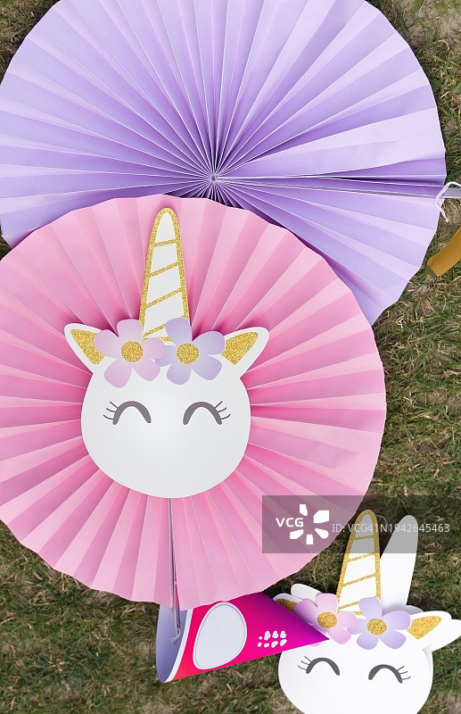 纸扇帽子和独角兽生日派对套装图片素材