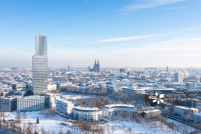 冬季科隆市中心：科隆电视塔和大教堂图片素材