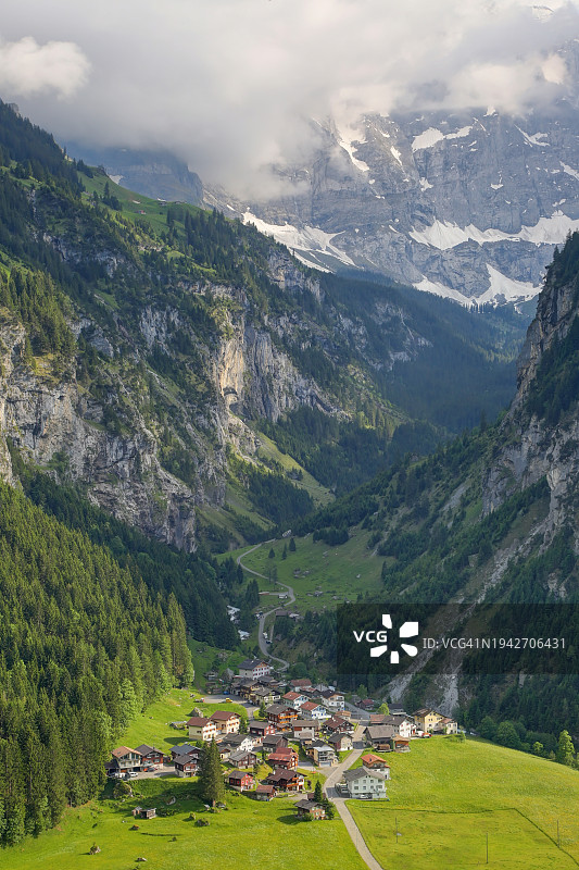 前往克劳森帕斯高山通道的路上，翁特尔舍兴村庄鸟瞰图图片素材