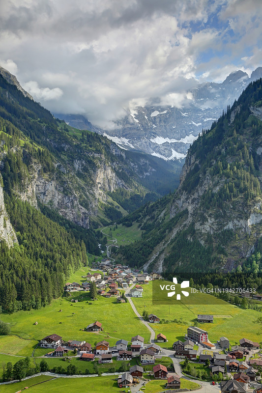 前往克劳森帕斯高山通道的路上，翁特尔舍兴村庄鸟瞰图图片素材