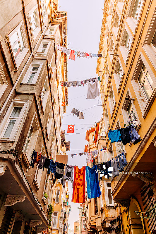 土耳其伊斯坦布尔街道上，洗衣后晾晒干净的衣服图片素材