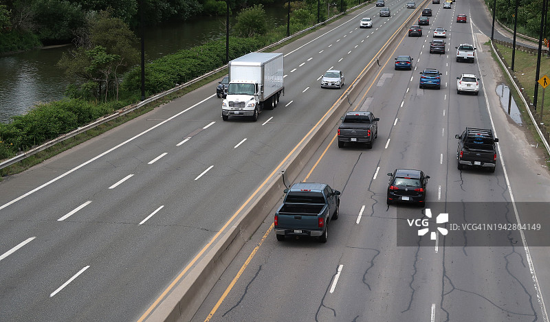 多车道高速公路上的繁忙车辆图片素材