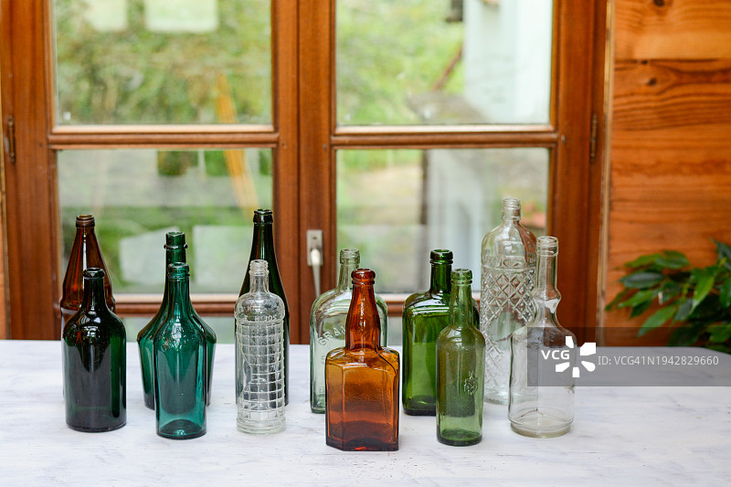 桌子上的彩色玻璃瓶复古风图片素材