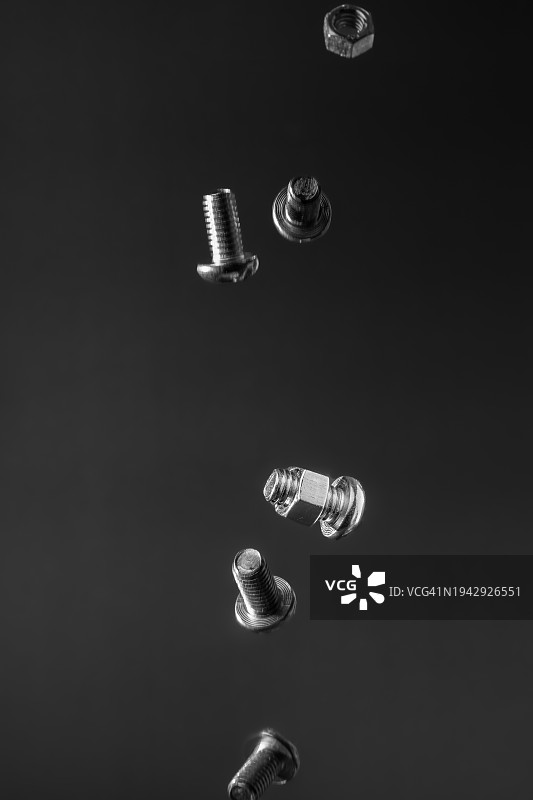 飞翔的螺母和螺栓图片素材