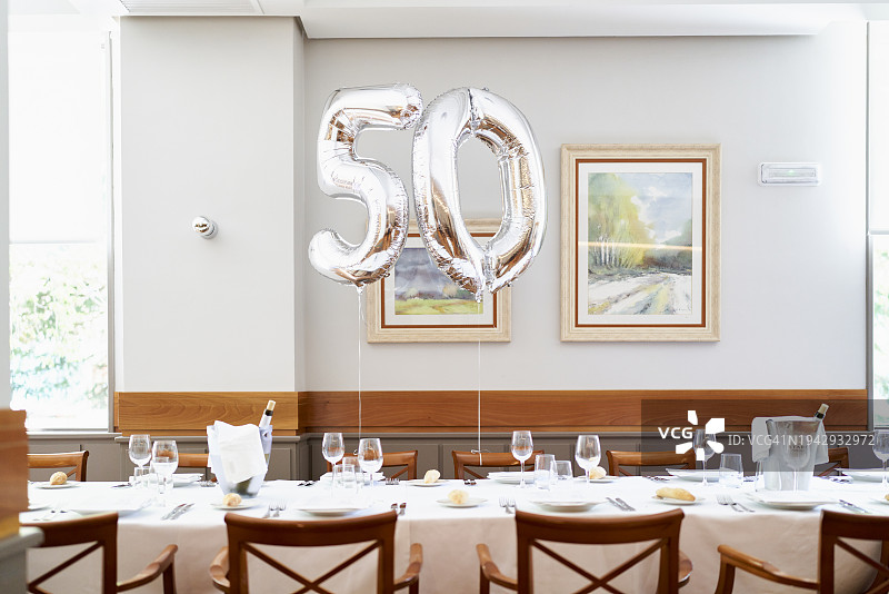 银色气球装饰庆祝五十岁生日图片素材