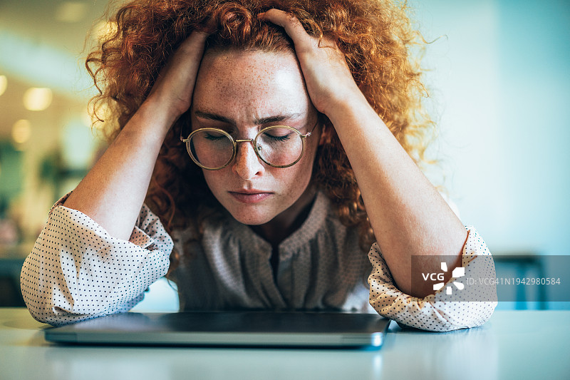 头痛的女商人图片素材