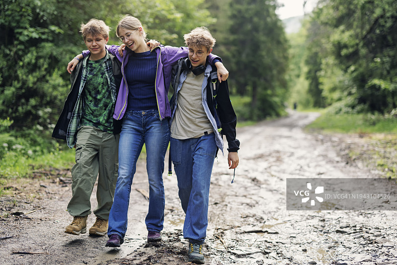 三个在波兰贝斯基德山脉徒步旅行的青少年图片素材