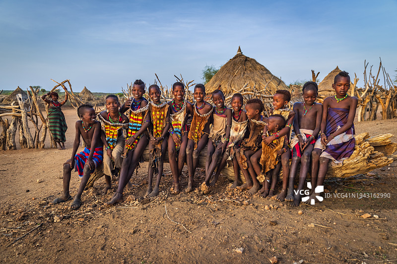 来自埃塞俄比亚哈默部落的一群孩子图片素材