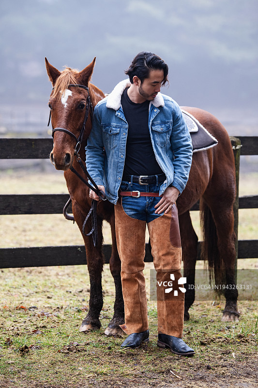 男人和马图片素材