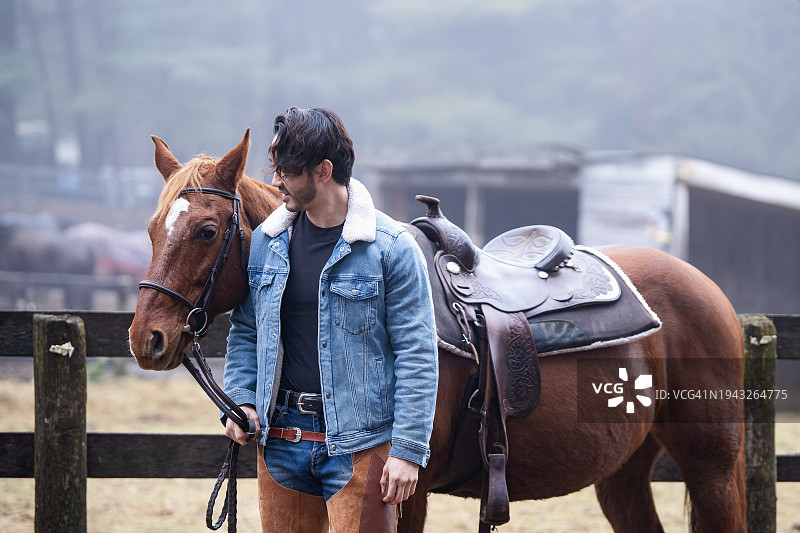 男人和马图片素材