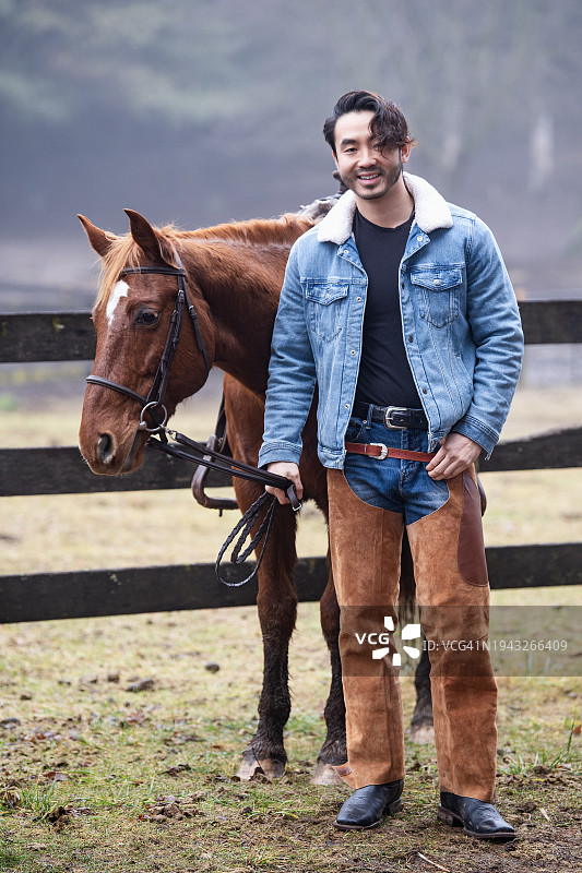 男人和马图片素材