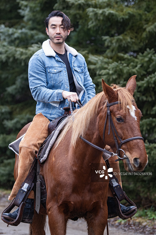 男人和马图片素材