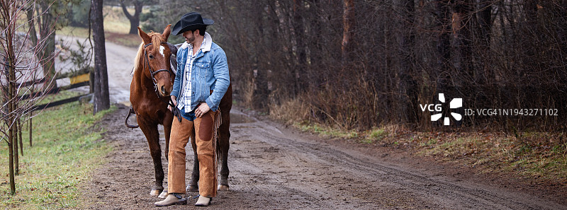 男人和马图片素材