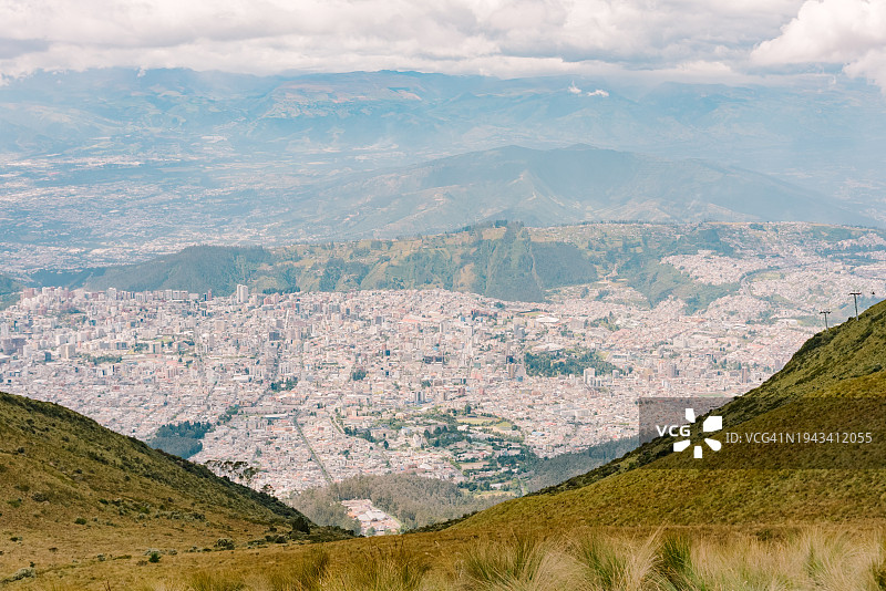从火山观景点看基多（厄瓜多尔首都）图片素材