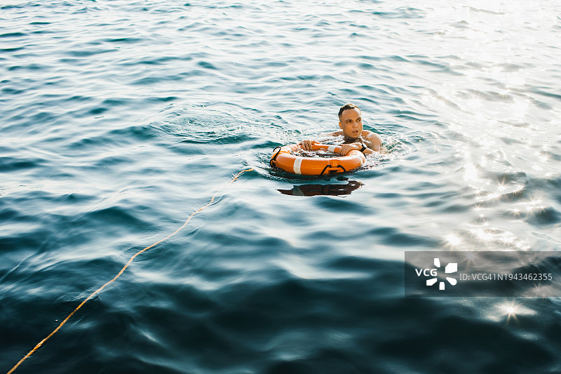 溺水男子在海中获得救生圈图片素材