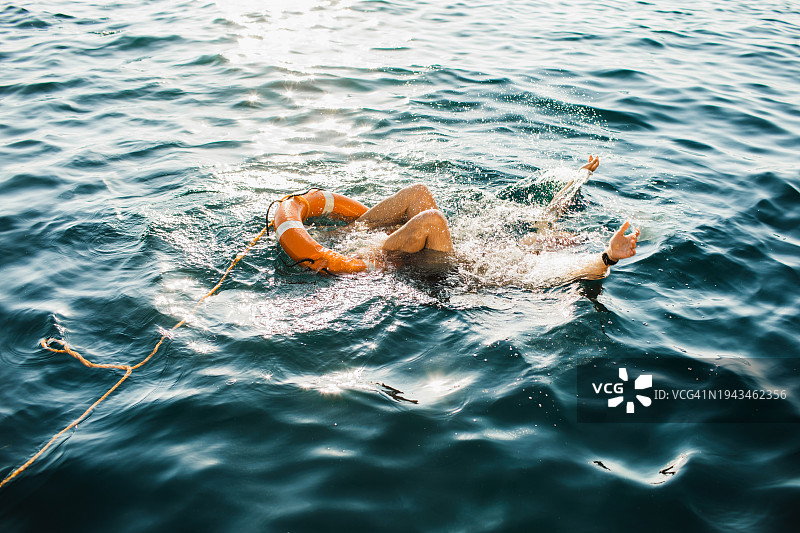 溺水男子在海中获得救生圈图片素材