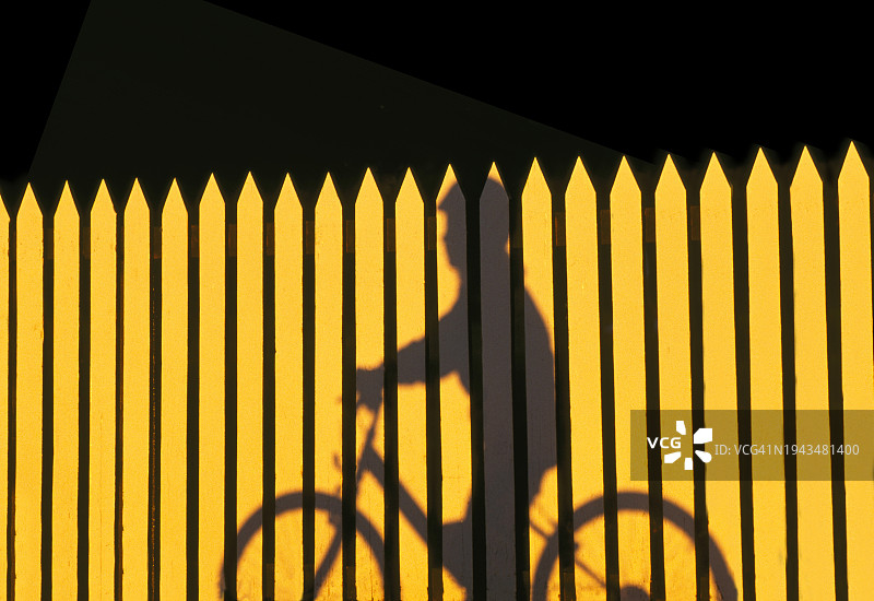 骑自行车的年轻女孩图片素材