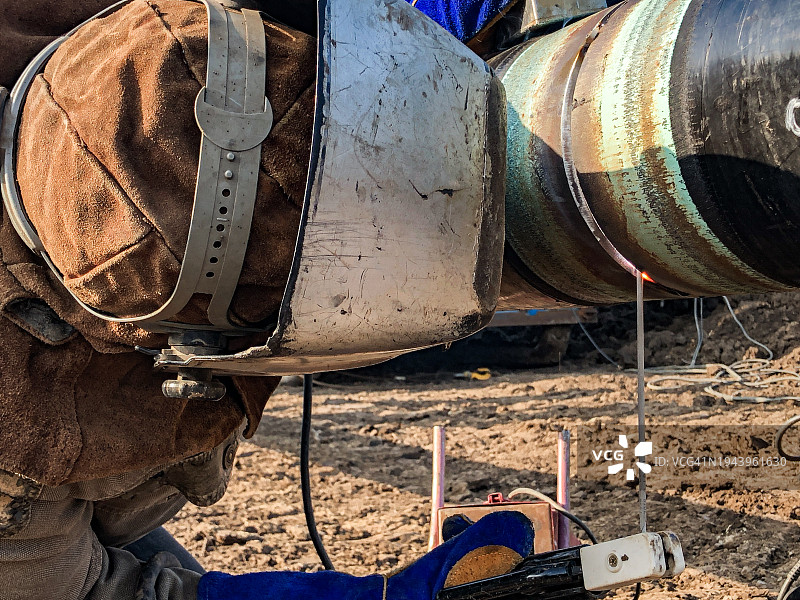 焊工用焊枪进行电焊图片素材