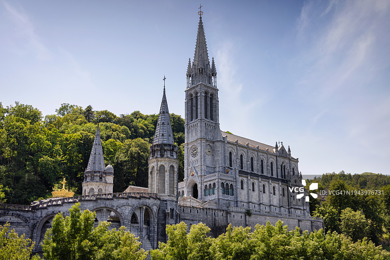 法国卢尔德圣母大教堂夏季景色图片素材