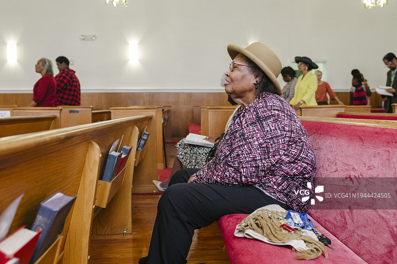 在祈祷歌曲中找到宁静的年长黑人妇女图片素材