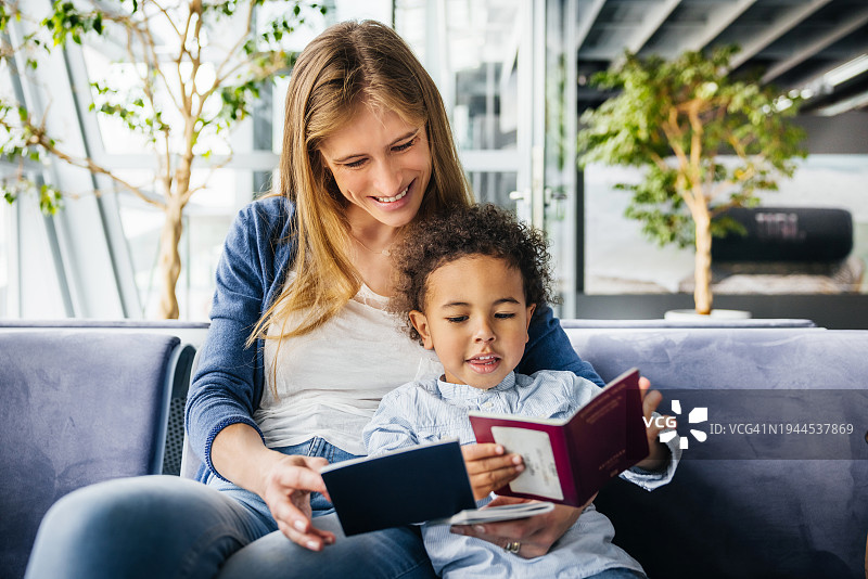 机场的快乐阅读时光图片素材