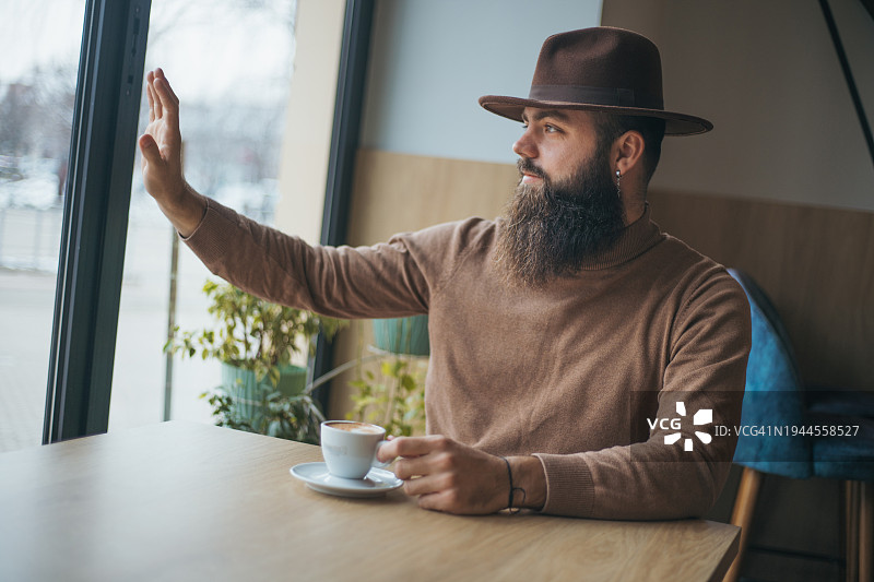 英俊的络腮胡年轻男人挥手图片素材