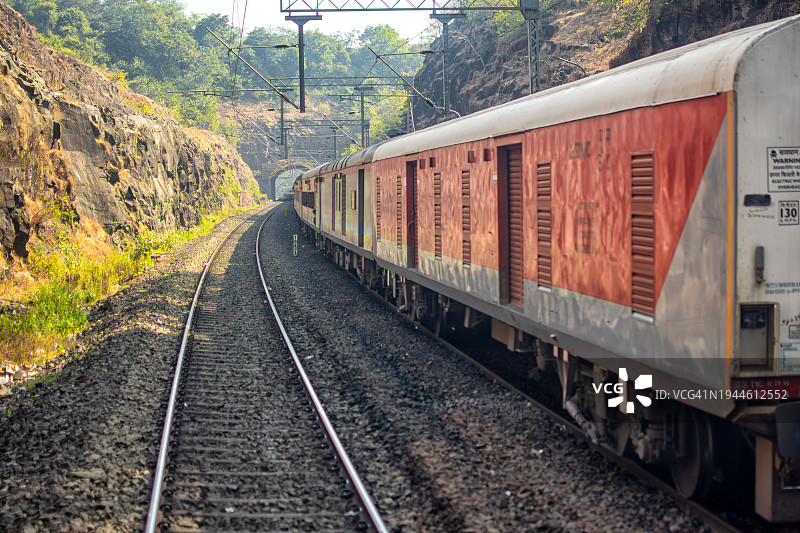 印度/科康铁路的客运列车，位于马哈拉施特拉邦拉特纳吉里附近图片素材