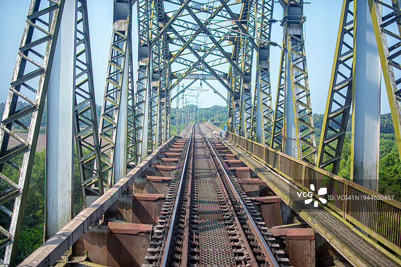 铆接的Konkan铁路桥和抽象拍摄的铁路轨道图片素材