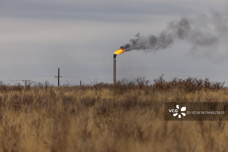 田野中的火炬塔图片素材