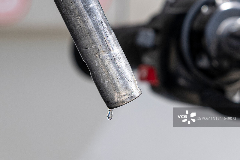 从燃油泵滴落的汽油图片素材