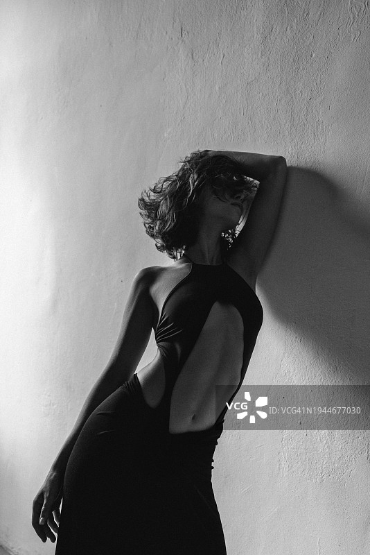 在工作室摆姿势的美丽女人图片素材