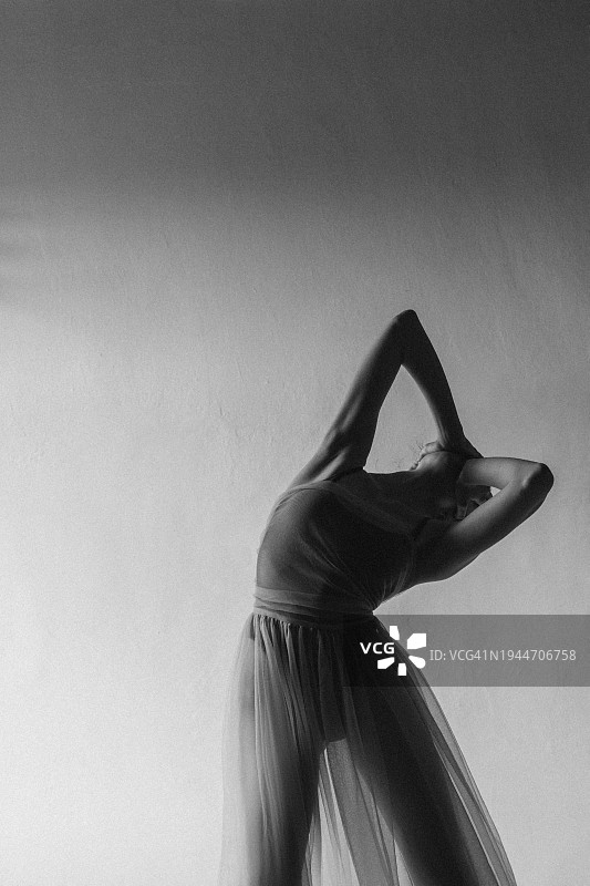 美丽的芭蕾舞女演员图片素材